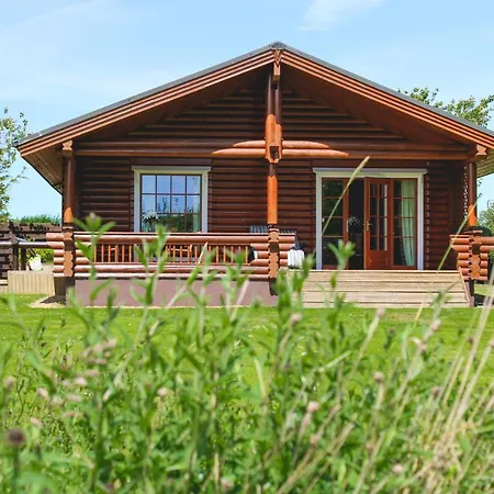 Tomatin - Luxury Two Bedroom Log Cabin With Hot Tub Berwick Upon Tweed Exterior photo