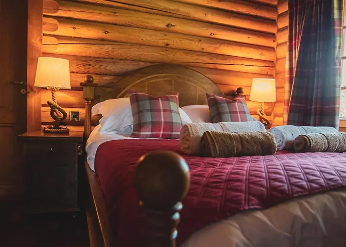 Tomatin - Luxury Two Bedroom Log Cabin With Hot Tub
