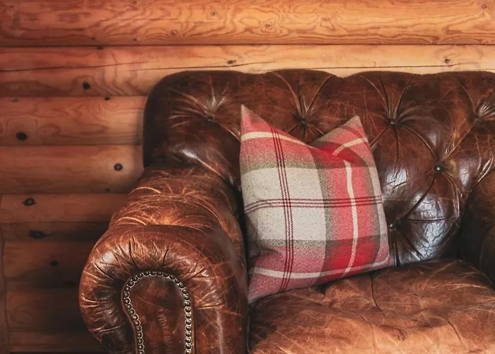 Tomatin - Luxury Two Bedroom Log Cabin With Hot Tub