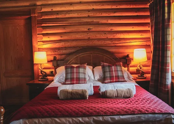 Tomatin - Luxury Two Bedroom Log Cabin With Hot Tub