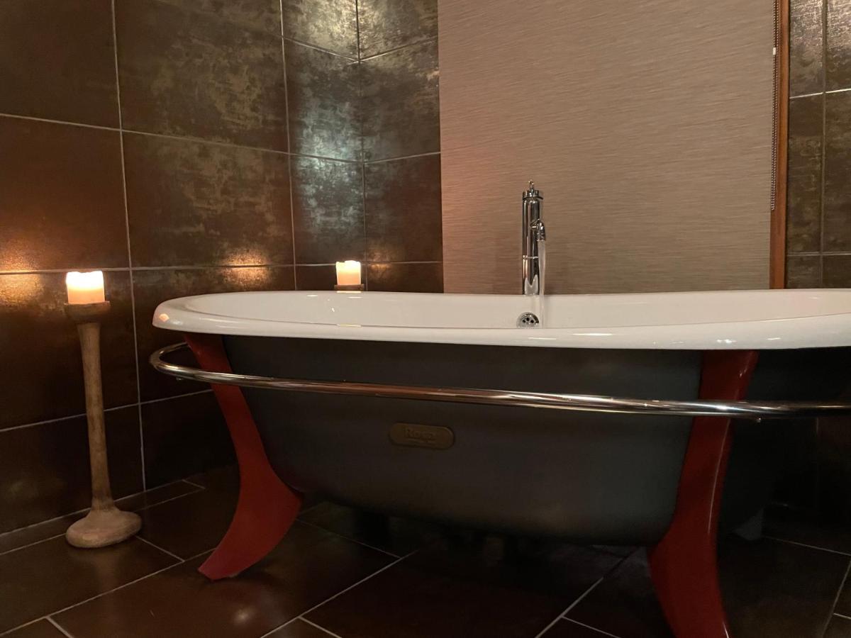 Chalet Tomatin - Luxury Two Bedroom Log With Hot Tub