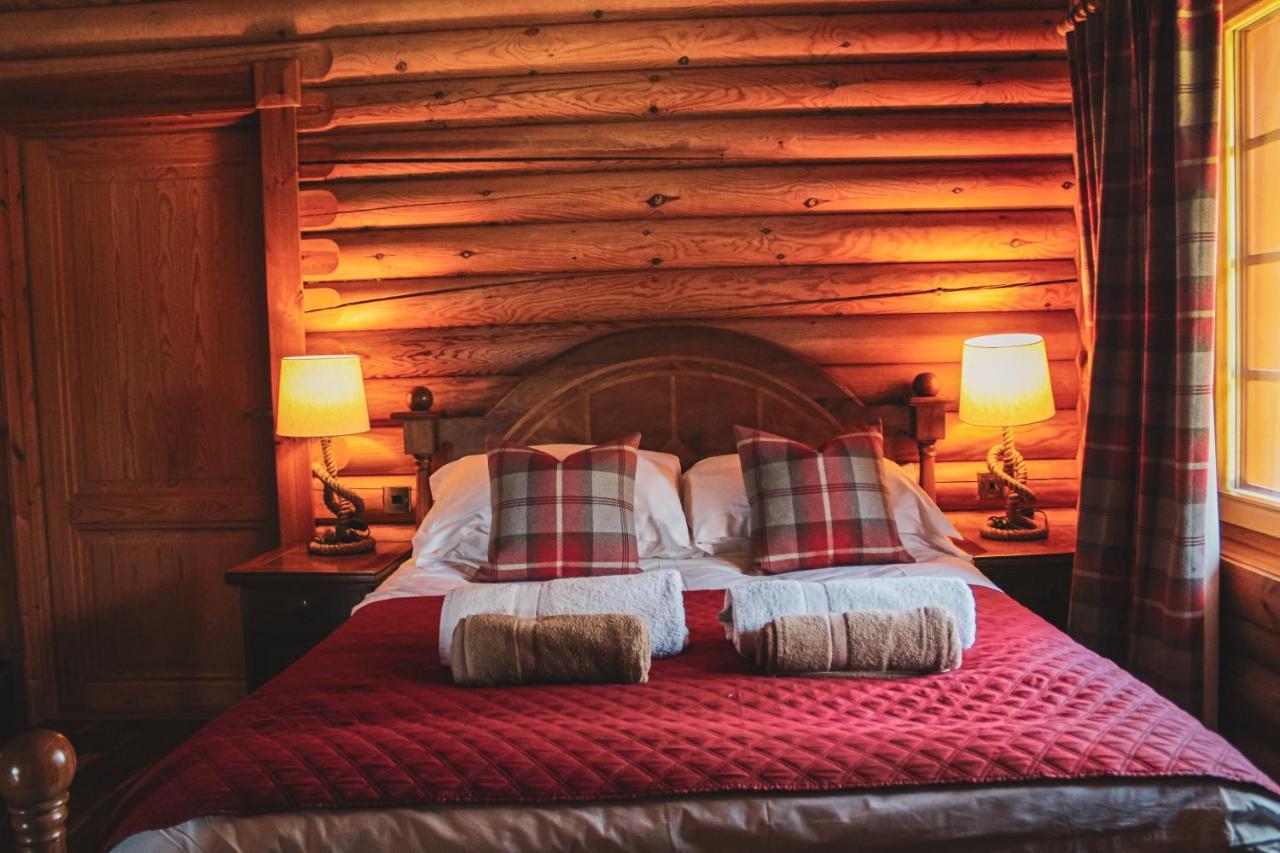 Tomatin - Luxury Two Bedroom Log With Hot Tub Chalet