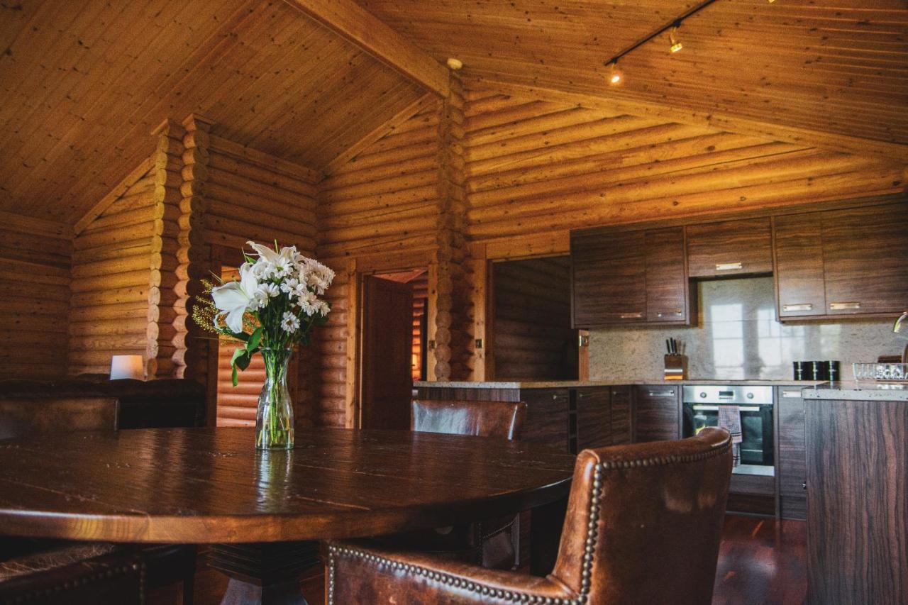 Tomatin - Luxury Two Bedroom Log With Hot Tub Chalet *