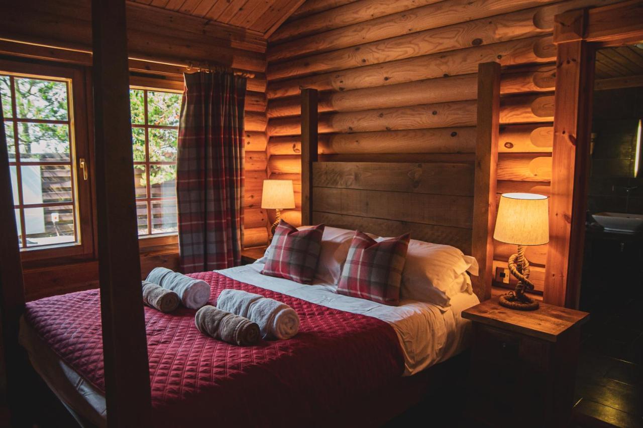 Tomatin - Luxury Two Bedroom Log With Hot Tub Chalet
