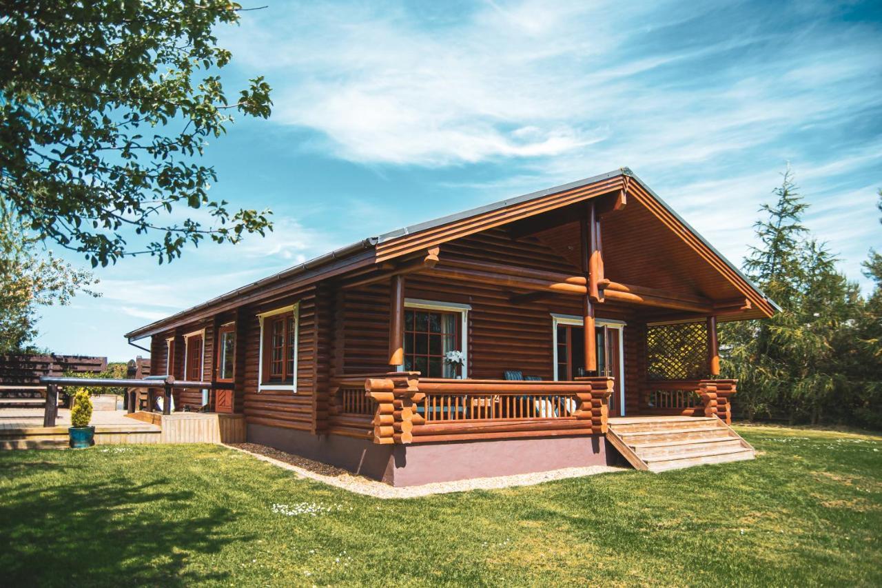 Tomatin - Luxury Two Bedroom Log With Hot Tub
