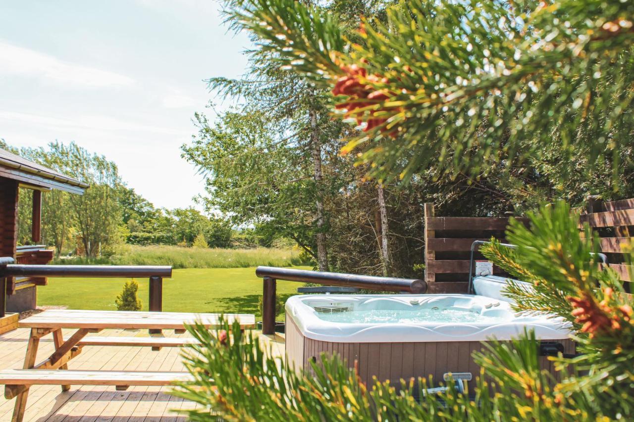 Chalet Tomatin - Luxury Two Bedroom Log With Hot Tub
