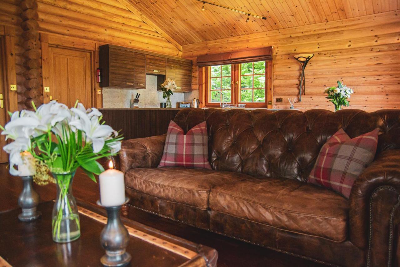 Tomatin - Luxury Two Bedroom Log With Hot Tub Chalet